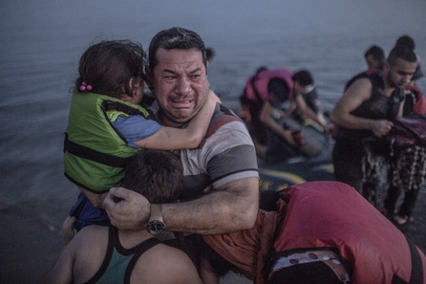 Refugiado sirio con sus dos hijos. Abandonan sus casas para vivir el sueño europeo. Olé.